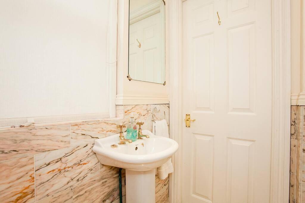 Bright 2 Bedroom Flat In Central Лондон Екстер'єр фото